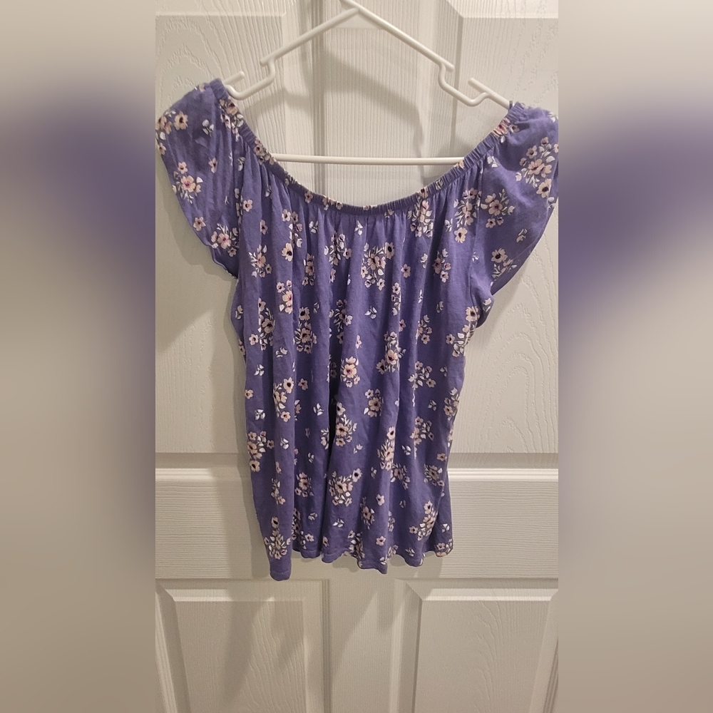 Loft Outlet Periwinkle short sleeve top with light pink flowers